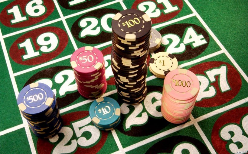 ak333 စလော့ မြန်မာ MMK ဖြင့် slot game ကစားနေသော မြင်ကွင်း